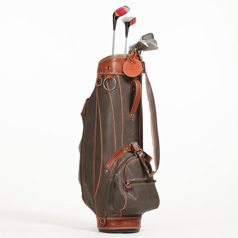 MULBERRY, golfbag med klubbor.