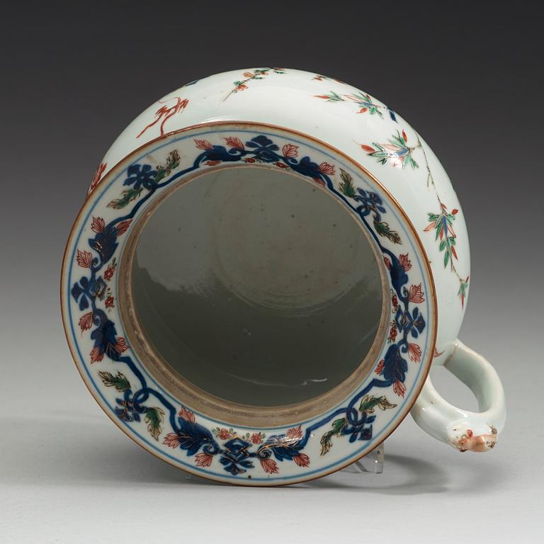 A porcelain chamber pot and cover, Qing dynasty, early 18th Century.
