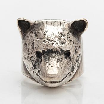 Eila Minkkinen, sormus, karhu, sterlinghopea, 2015.