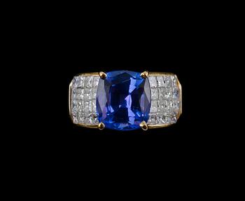 RING, prinsessslipade diamanter ca 2.56 ct. Tanzanit ca 3.8 ct. 18K guld. Vikt 11 g.