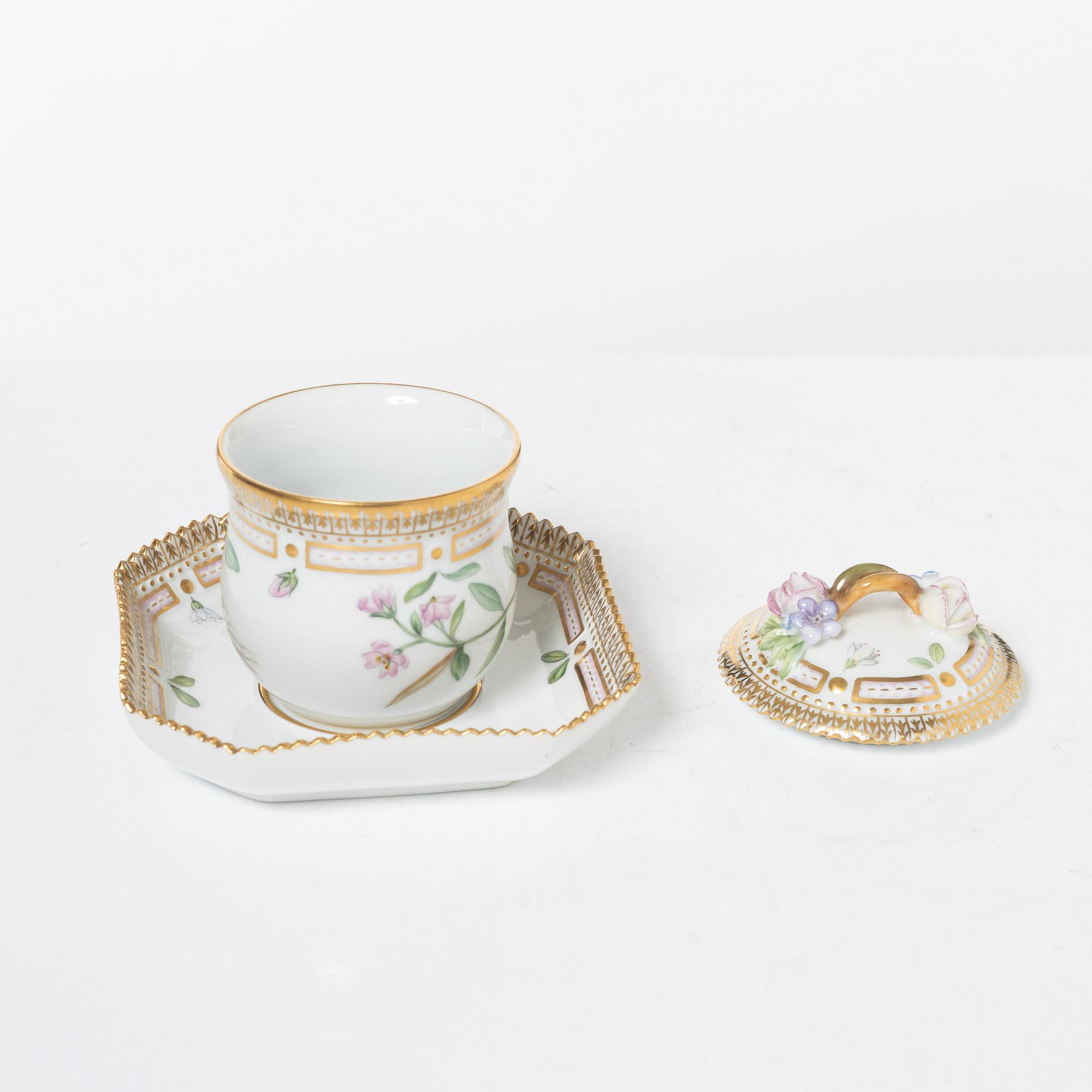 Royal Copenhagen, cream jug with lid and saucer, as well as coffee cup with saucer, porcelain, Flora Danica, Denmark.