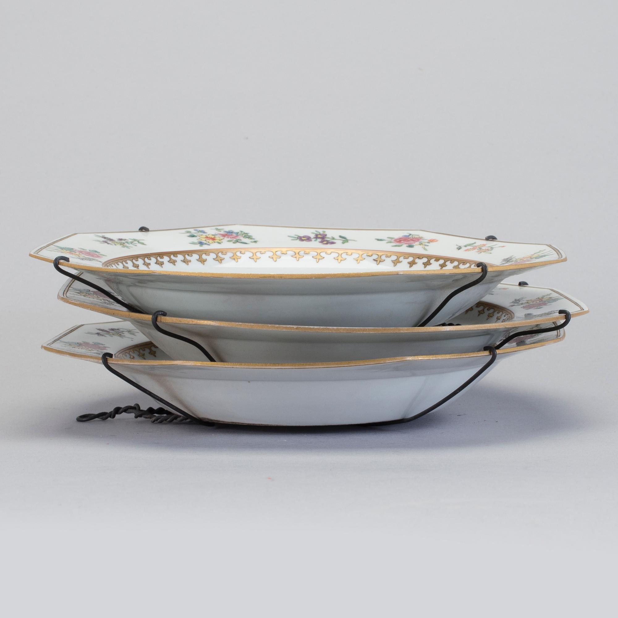 A set of three armorial dishes with the motto "Forward", Qing dynasty, Qinalong (1736-95).