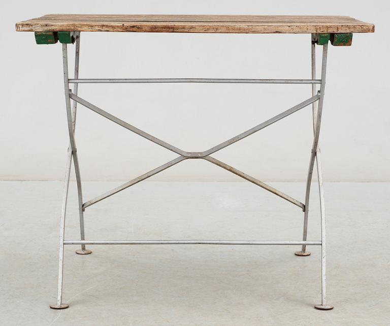 TRÄDGÅRDSBORD, troligen Grythyttan, trä och järn, 1900-tal.