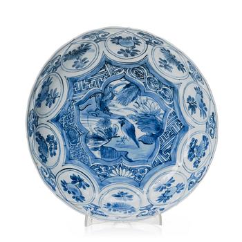 964. A blue and white kraak dish, Ming dynasty, Wanli (1572-1620).