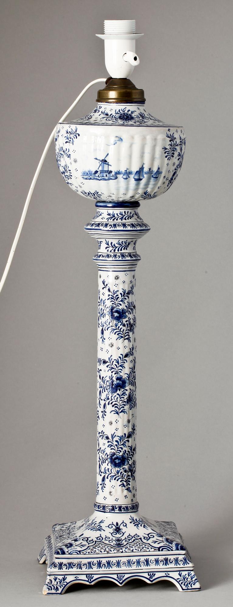 BORDSLAMPA. Fajans. Trol. Holland. 1900-talets början.