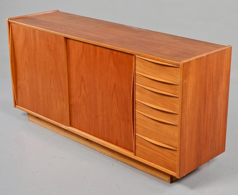 SIDEBOARD, Oscar EDV. Ekelunds Snickerifabriks AB, Virserum, 1900-talets tredje kvartal.