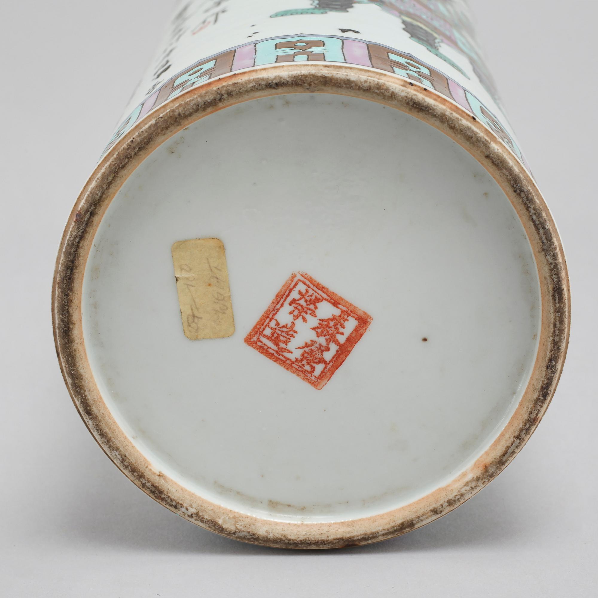 A porcelian chinese vase from the latter half of the 20th century.