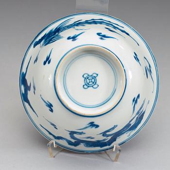 A blue and white dragibn and phoenix bowl, Qing dynasty (1662-1722).