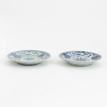 A group of 24 similar Chinese porcelain dishes, late Qing dynasty, 19th/20th Century.