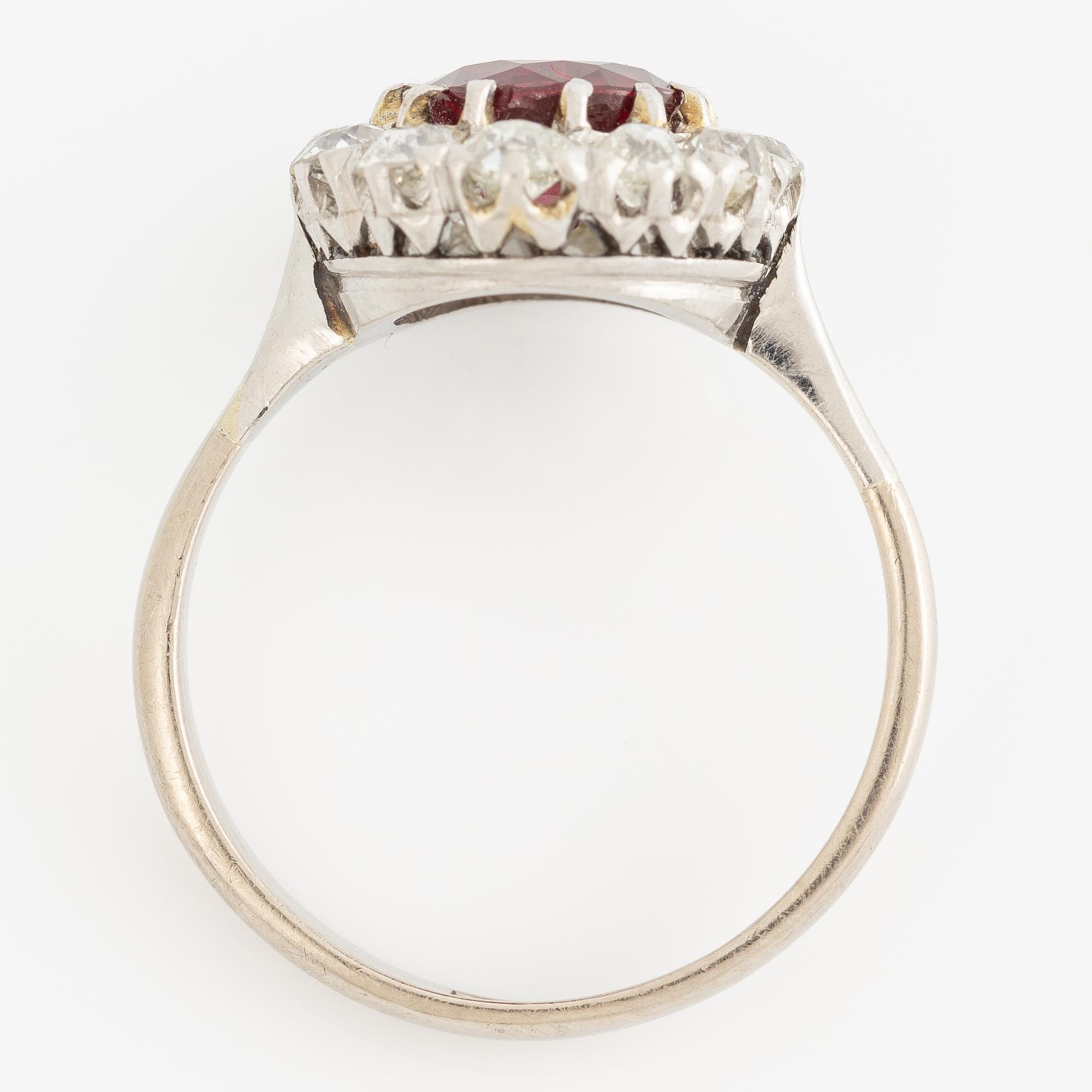 Ring, carved, 18K white gold with a ruby and old-cut diamonds.