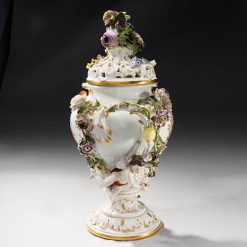 A MEISSEN PORCELAIN URN.