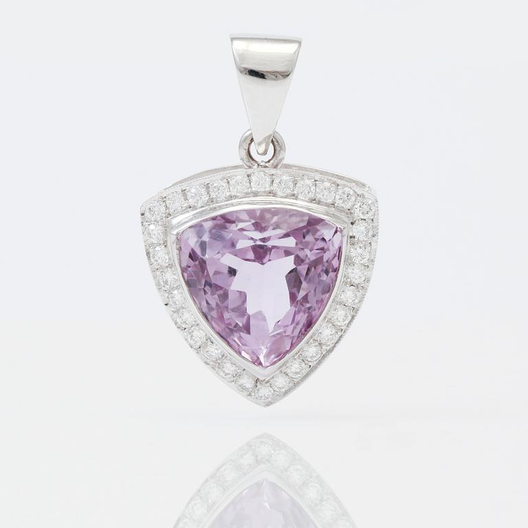HÄNGE, ametist ca 12,75 ct, briljantslipade diamanter totalt ca 0,80 ct.