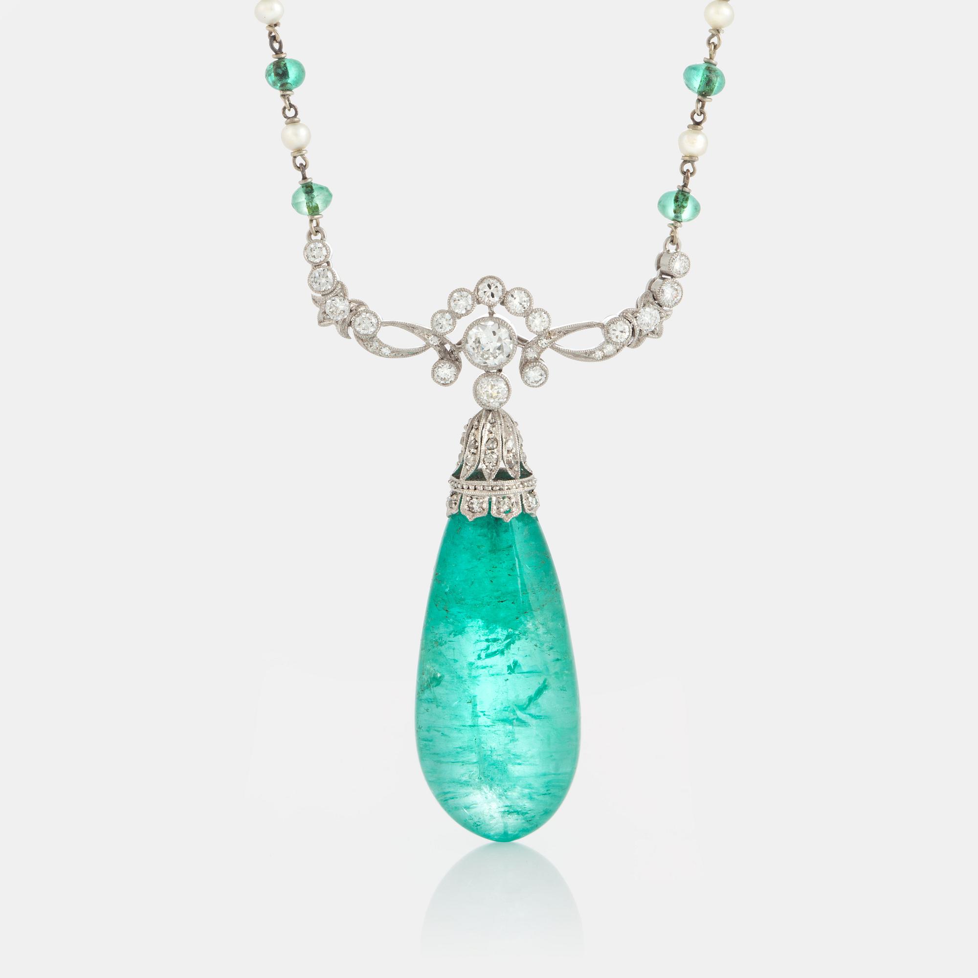Collier med en droppformad smaragd mått ca 14.8 X 13.7 X 33.0 mm.