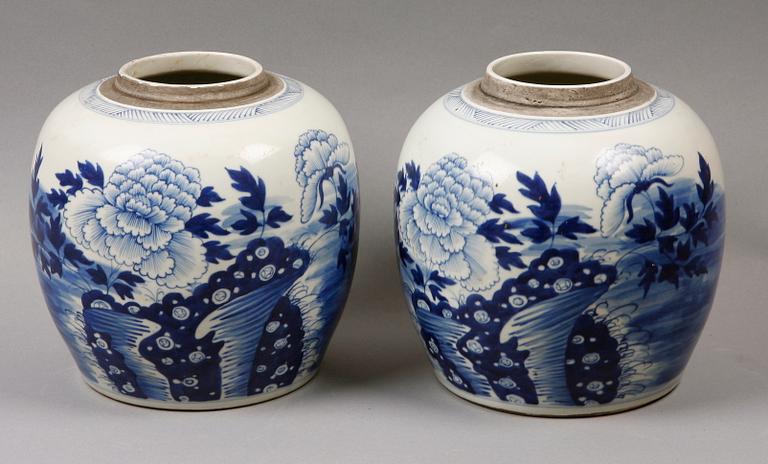 BOJANER, ett par. Porslin. Kina.