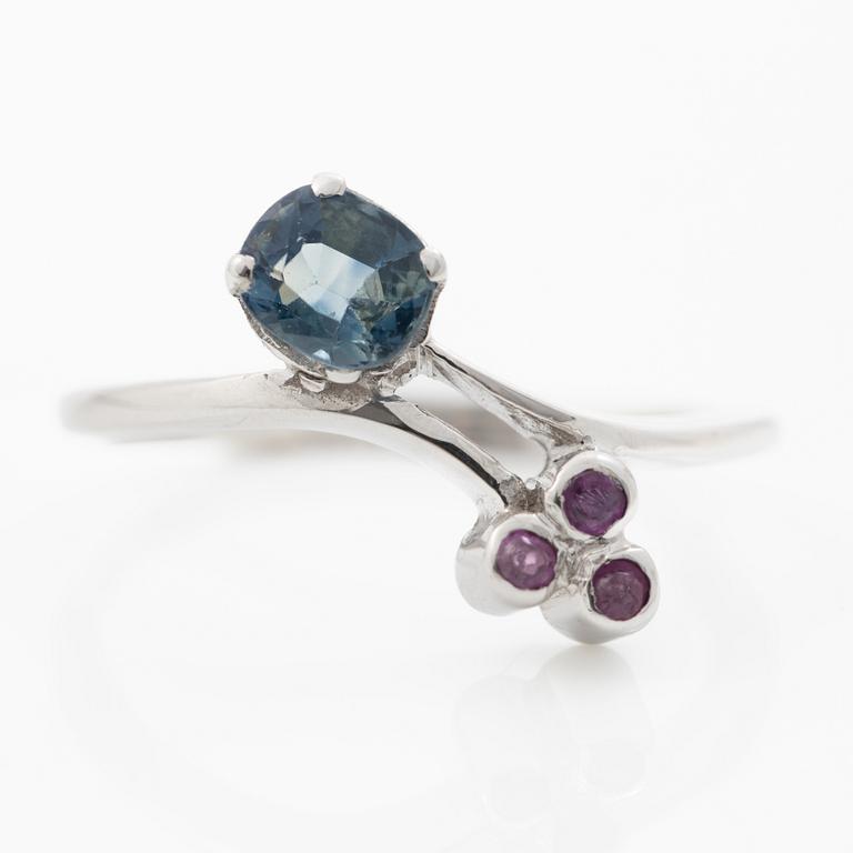 14K white gold ring with sapphire and small rubies.