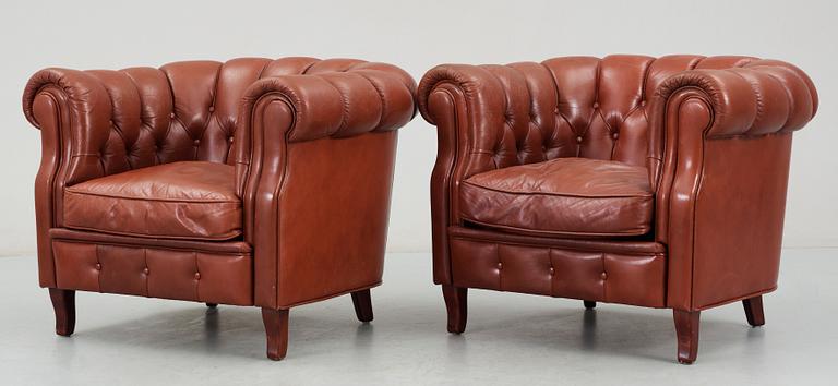 KLUBBFÅTÖLJER, ett par, 1900-talets andra hälft.