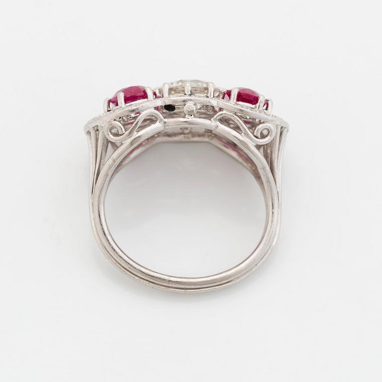 Ring 18K vitguld med fasettslipade rubiner och en rund briljantslipade diamant.