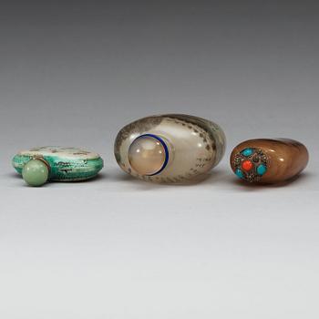 A set of three Chinese snuff bottles with stoppers.