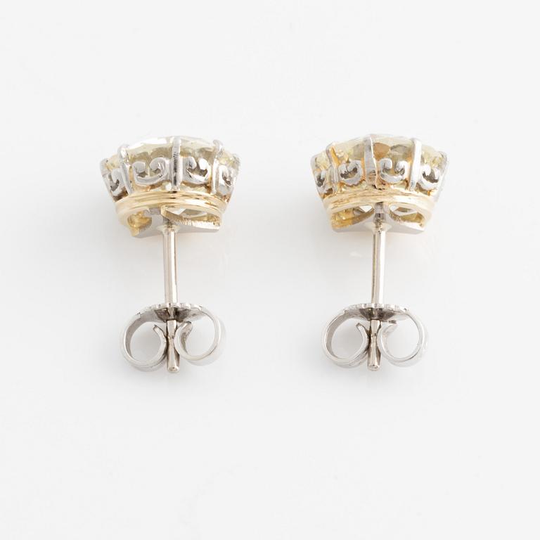 A pair of old brilliant cut diamond earrings ca 2.40 ct och ca 2.70 ct.