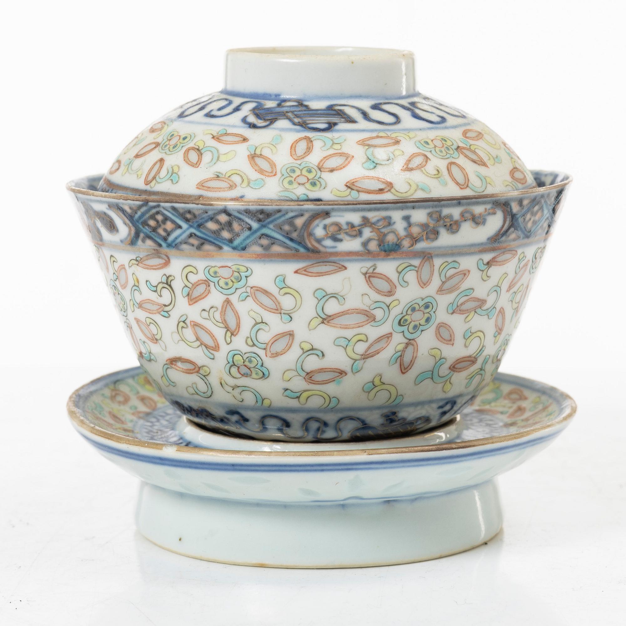 A group lot of Chinese porcelain, late Qing dynasty/early 20th century.