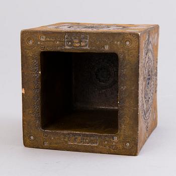 RUT BRYK, MALJAKKO, kivitavaraa, "Talo", signeerattu Bryk.