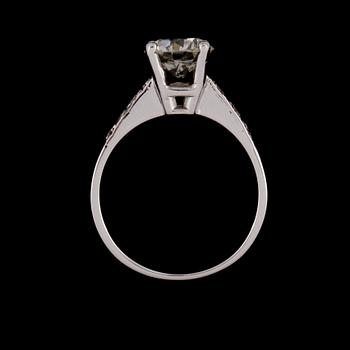 RING, 14k vitguld med äldre briljantslipad diamant, 1.61 ct samt 6 mindre briljantslipade diamanter. Vikt 4 g.