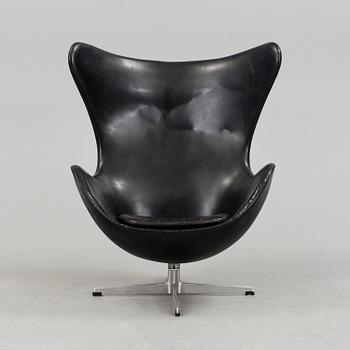 A Danish Arne Jacobsen "Ägget" armchair for Fritz Hansen.