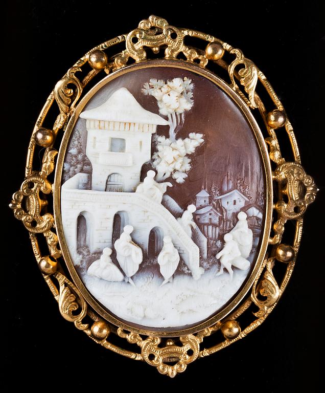 BROSCH, skuren snäckskalskamé med gulmetall, 1800-tal.