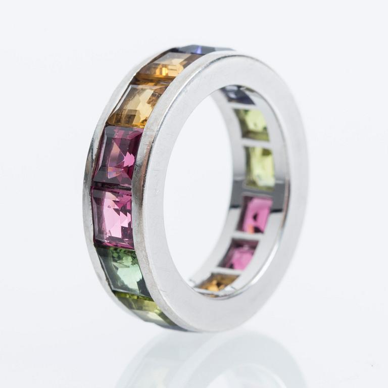 RING, 18K vitguld med princesslipade ädelstenar.