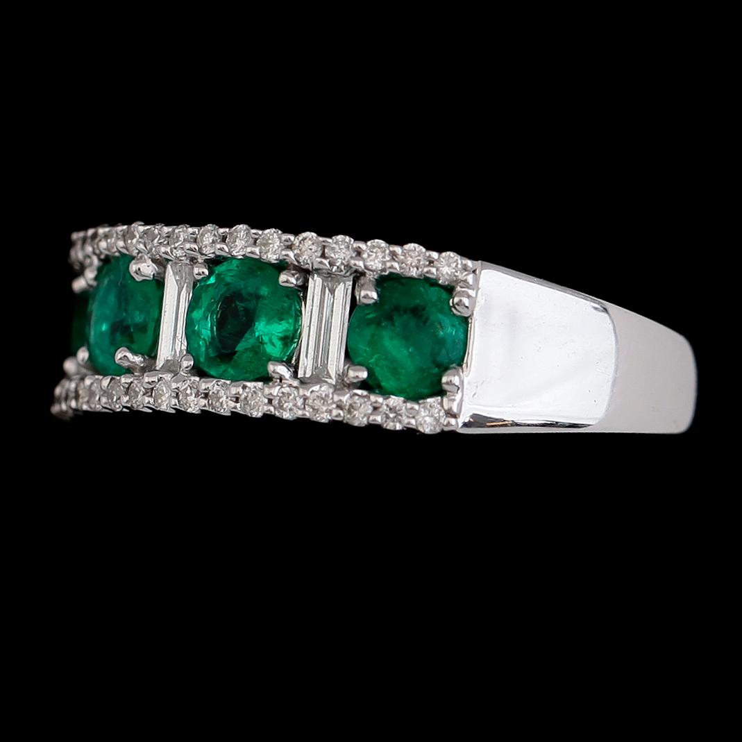 RING, 18 k vitguld, smaragder och briljant- och baguettslipade diamanter. Vikt ca 6,8 g.