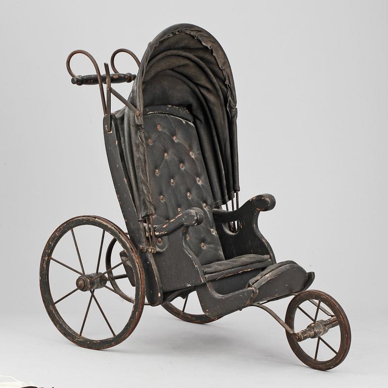 BARNVAGN för DOCKA, metall och läder, omkring sekelskiftet 1800/1900.