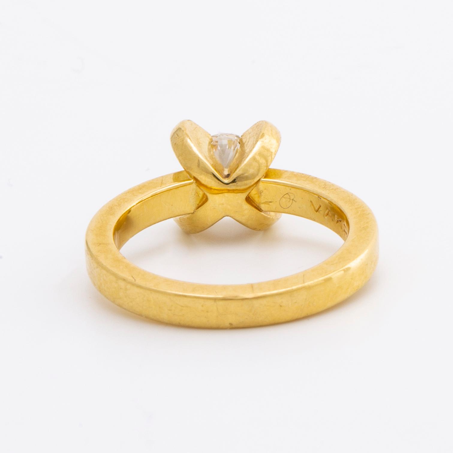 RING 18K guld m 1 briljant ca 0,50 ct ca H-I VS och 6 mindre briljanter ca 0,15 ct totalt.