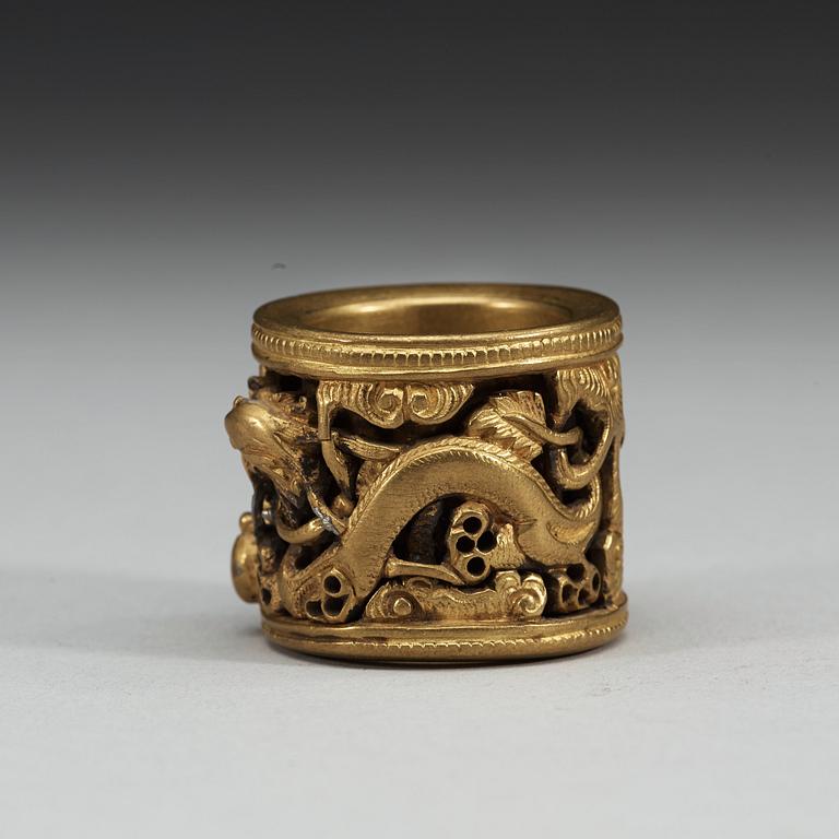 A gilt bronze archers ring decorated with separately fused and inserted dragons, Qing dynasty (1644-1912).