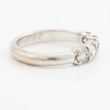 Ring in 18K white gold set with round brilliant-cut diamonds.