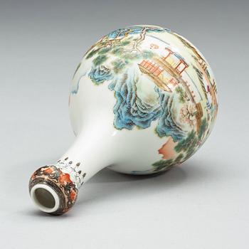 VAS, porslin. Kina, troligen Republik, 1900-tal, med Qianlong fyra karaktärers märke.