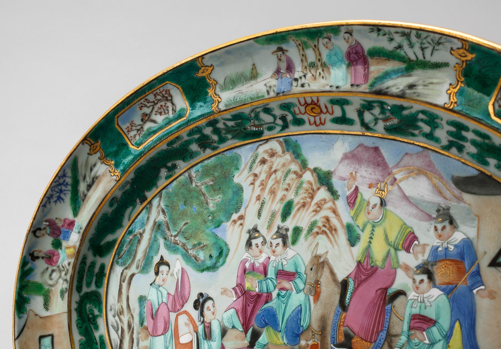 A pair of chinese porcelian plates from the late 19th century.