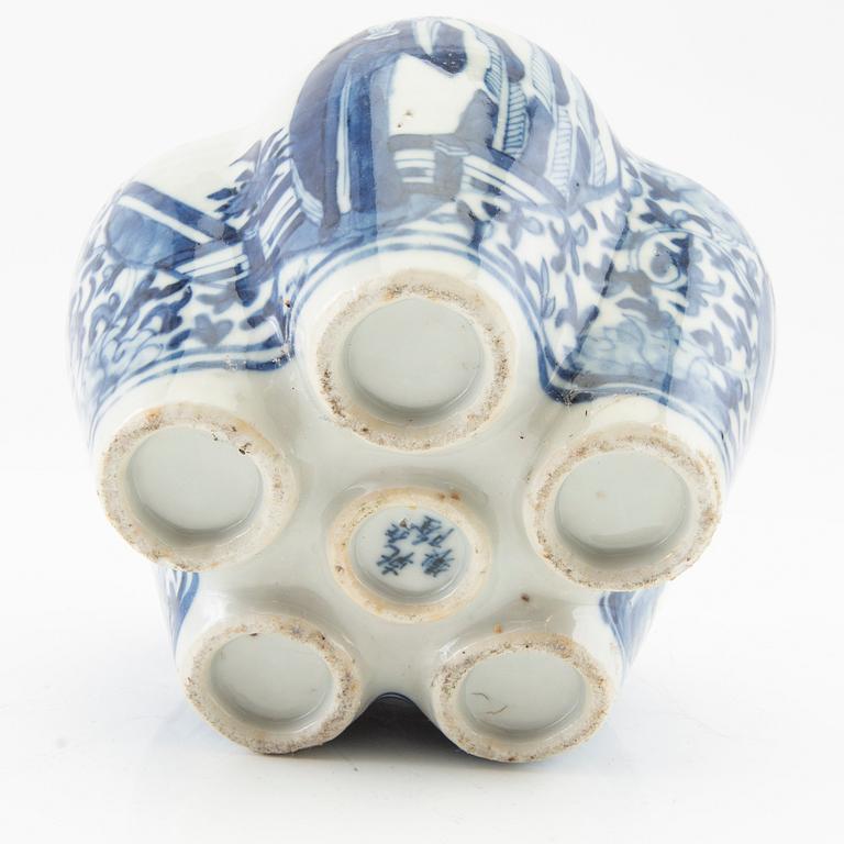 A blue and white tulip vase, late Qing dynasty.