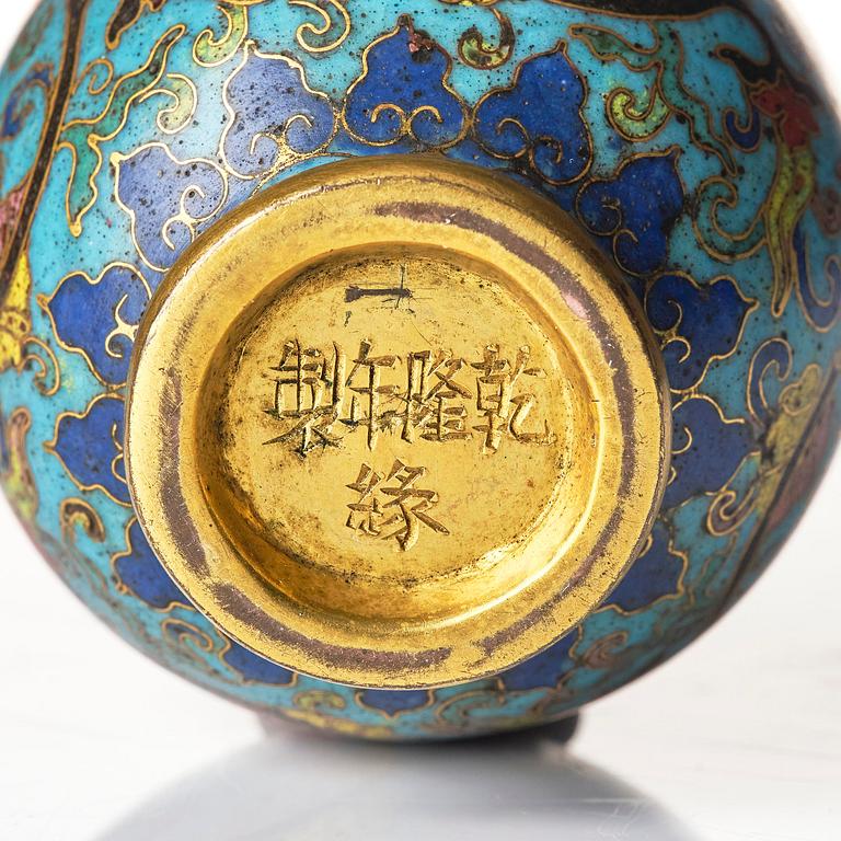 Vas, cloisonné. Qingdynastin, med Qianlongs märke och period (1736-95).