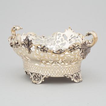 AN ENGLISH SILVER BOWL, London 1912.