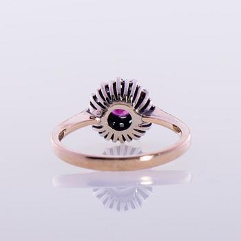 RING, 18K guld, rubin, briljantslipade diamanter. Vikt ca 3,6 g.