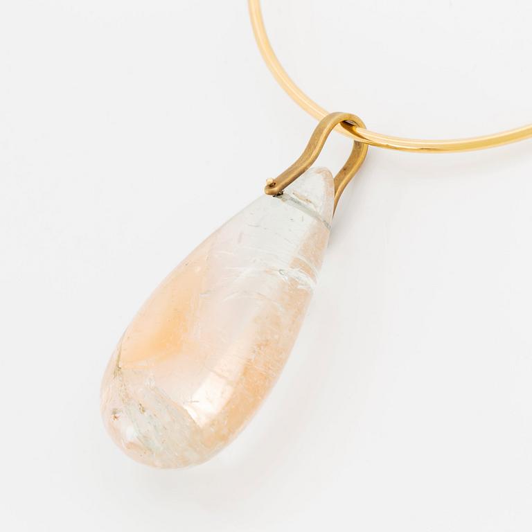 A Tina Karlsson 18K gold necklace with a large quartz drop.