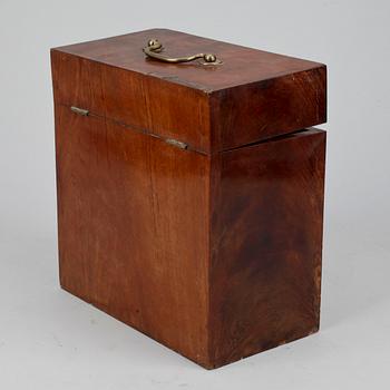 SCAHTULL med BRÄNNVINSFLASKOR, 3 st, mahogny samt glas, 1800/1900-tal.