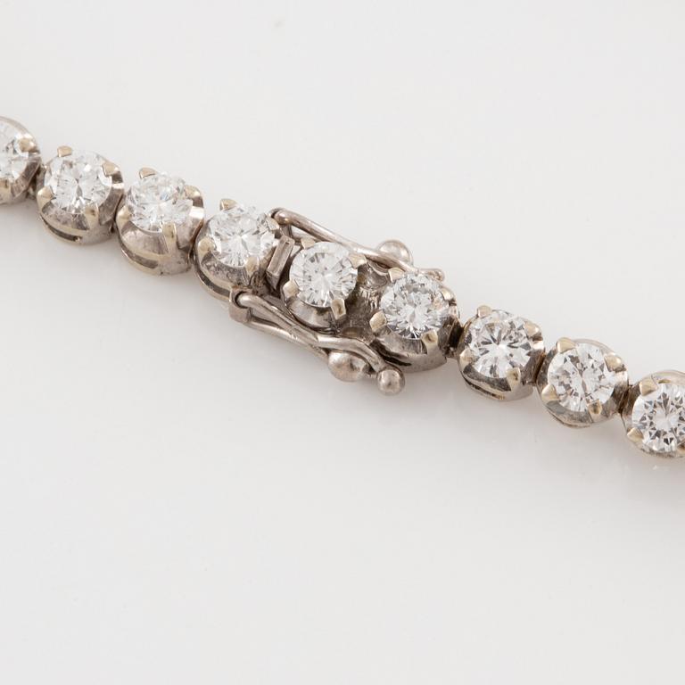 Tennis bracelet, 18K white gold with round brilliant-cut diamonds.