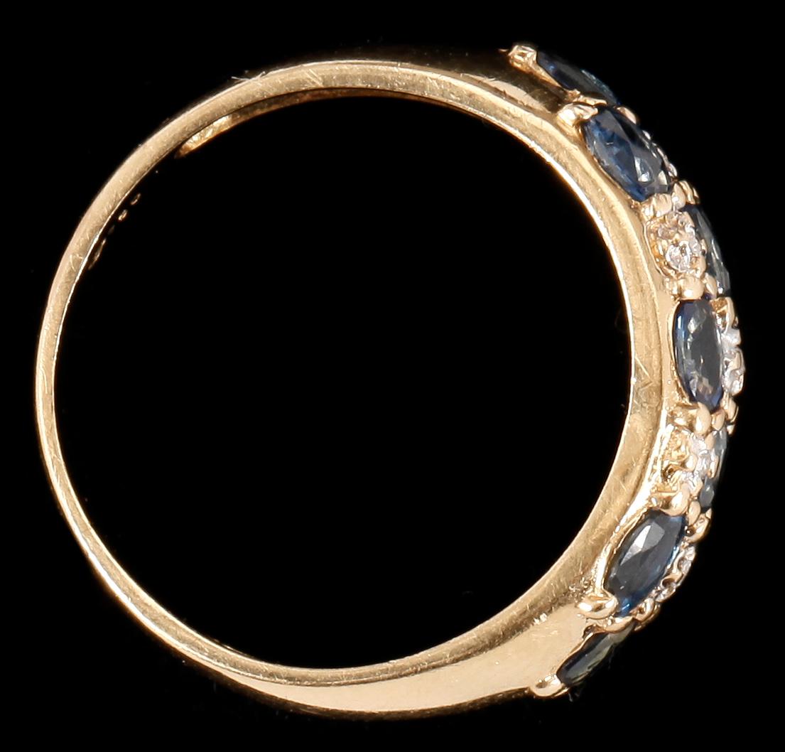 RING, 18k guld med safirer och små diamanter. Vikt 2,9g.