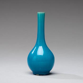 A turquoise glazed vase, Qing dynasty (1644-1912).