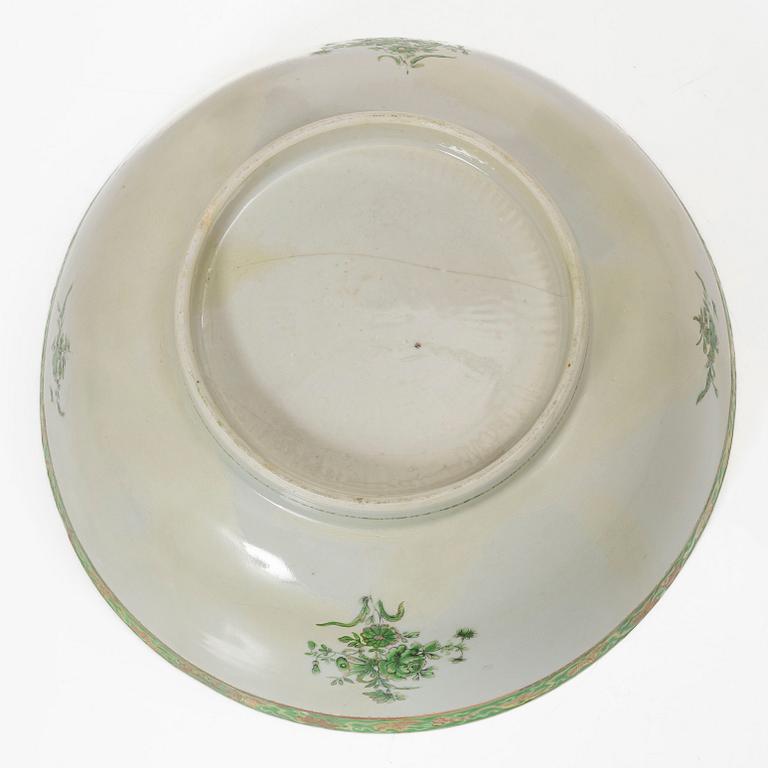 Smörterrin, terrinfat och bålskål, kompaniporslin, Kina, Qingdynastin, 1700-tal.