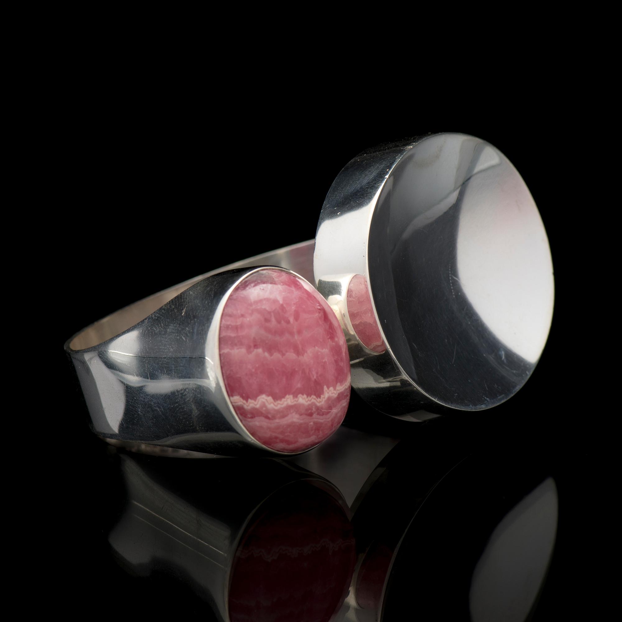 ARMRING, cabochonslipad rhodokrosit, silver. Kaunis Koru, 1972.