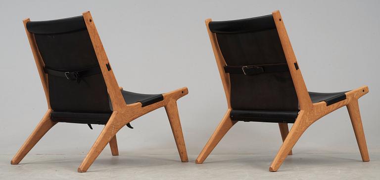 A pair of Östen Kristiansson oak and black leather lounge chairs 'Vilstol 204', Vittsjö, Sweden 1950's.