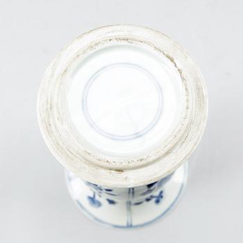 VASER, 3 st, porslin, KangXi-stil, 1800-tal.