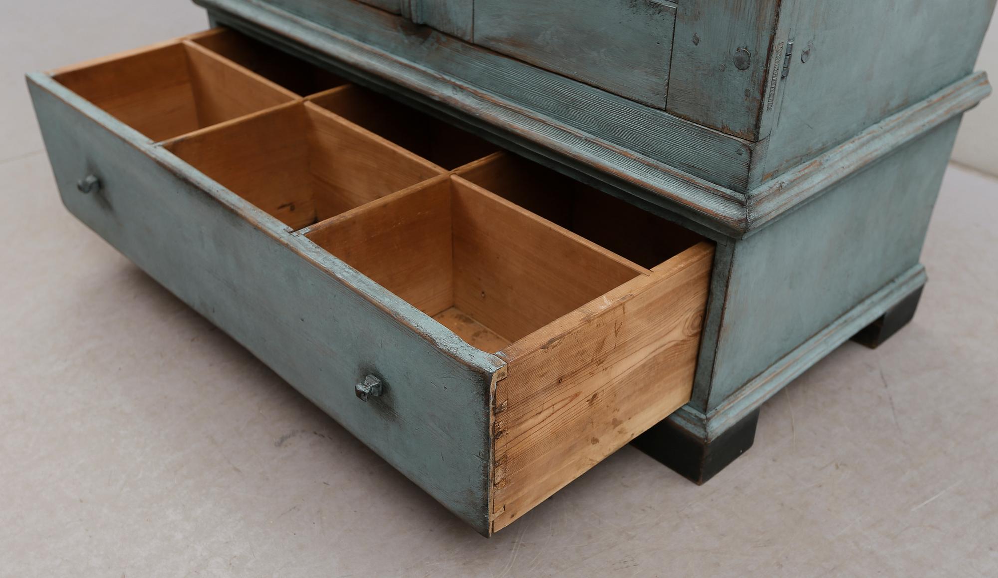 KLÄDSKÅP, 1800-talets första hälft.